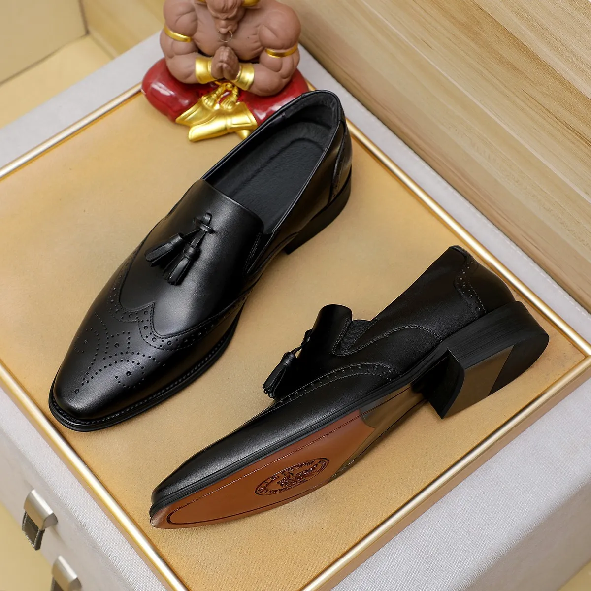 Men's shoes 💰560 💰 Louis Vuitton LV ® Autumn and Winter 🆕 models 🔛Full shoe counter First layer cowhide, 🐂Leather lined casual shoes for men, super soft outsole, a must-have for driving. Counter synchronization Original first layer cowhide Completely 1:1 mold customization 🌹Top version, 2 colors available! Number: 38-45 (37.46. Customized)